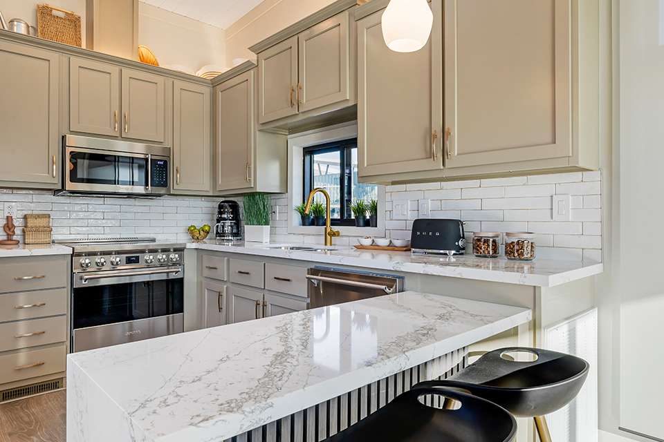 Organic Oasis, Verde Peak: Quartz Elegance​