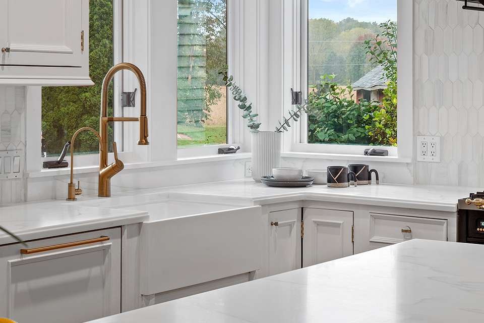 Farmhouse Kitchen feat. Modern Solid Surface Design