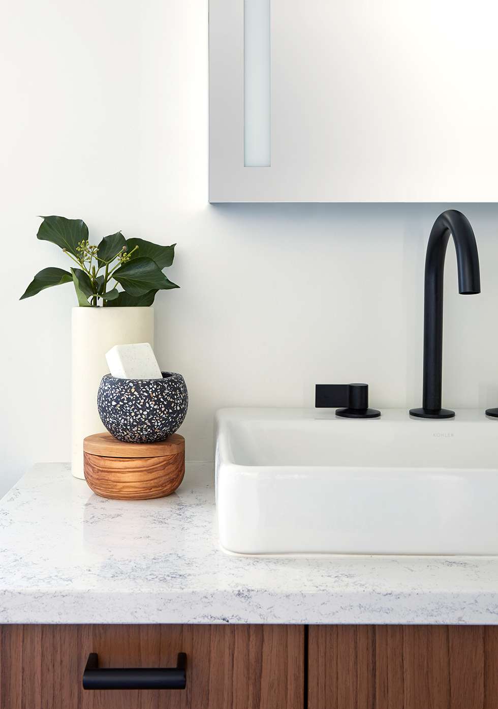 Serenbe House Vanity with Quartz Vanity Top